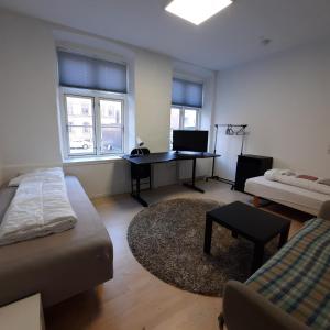 sala de estar con escritorio y sofá en 1- Bed Private room in apartment, en Odense