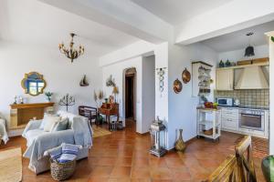 salon z kanapą i kuchnią w obiekcie villa Avaton near Skopelos town w mieście Skopelos