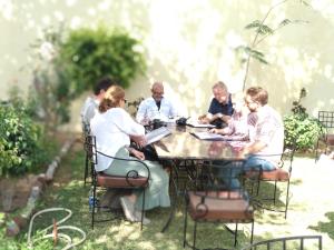 Un groupe de personnes assises autour d'une table dans l'établissement KothiPushkar, à Pushkar