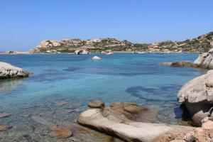 una vista de un cuerpo de agua con rocas en Residence con piscina a 4 km da Baja Sardinia, en Cala Bitta