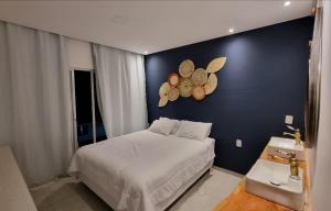 Un dormitorio con una cama y un reloj en la pared. en Vila Leão do Norte, en Japaratinga 20 fotos más