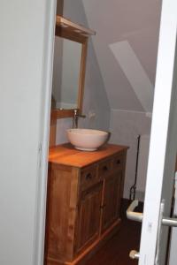 un bagno con lavandino a ciotola su un armadio in legno di Dielpenhof a Zedelgem