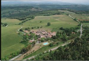 uma vista aérea de uma aldeia num campo verde em Fattoria San Donato em San Gimignano