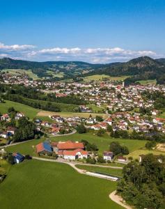 eine Luftansicht einer kleinen Stadt auf einem grünen Feld in der Unterkunft Ferienbauernhof Rosenberger in Hauzenberg