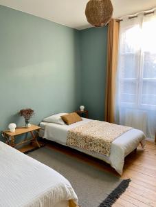 1 Schlafzimmer mit 2 Betten und einem Fenster in der Unterkunft GÎTE DE LA MUSARDE in Villers-sur-Mer