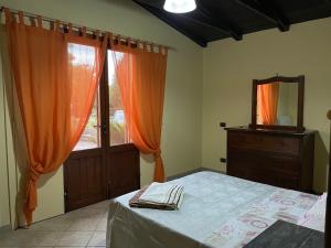1 dormitorio con 1 cama, vestidor y ventana en B & B Casal Pereto, en Valmontone