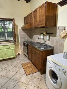 uma cozinha com um lavatório e uma máquina de lavar roupa em B & B Casal Pereto em Valmontone