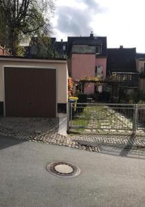 ein Gebäude mit einem Tor und einer Garage in der Unterkunft Ferienwohnung Frohnaublick in Annaberg-Buchholz