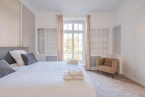 Posteľ alebo postele v izbe v ubytovaní PRESTIGE Heart of Reims