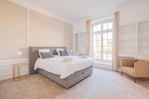 Posteľ alebo postele v izbe v ubytovaní PRESTIGE Heart of Reims