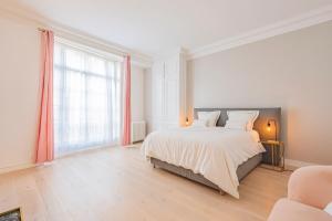 Posteľ alebo postele v izbe v ubytovaní PRESTIGE Heart of Reims