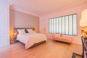 Posteľ alebo postele v izbe v ubytovaní PRESTIGE Heart of Reims