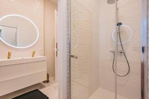 Kúpeľňa v ubytovaní PRESTIGE Heart of Reims + 27 fotografií