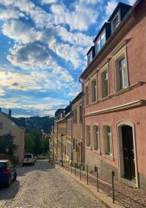 una calle adoquinada en una ciudad con un edificio en Ferienwohnung Frohnaublick, en Annaberg-Buchholz