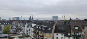 - une vue sur une ville avec des maisons et des bâtiments dans l'établissement PRIVATE ROOM in a Shared Cozy Flat, à Düsseldorf