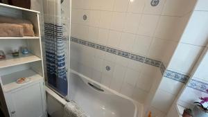 Un baño de Stunning 3-Bed Apartment in Croydon