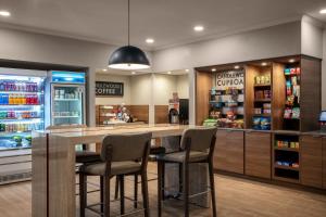 Restoran atau tempat lain untuk makan di Candlewood Suites Mobile-Downtown, an IHG Hotel