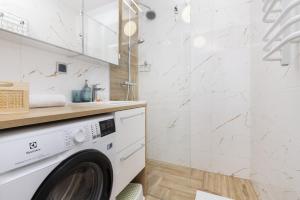 uma lavandaria branca com uma máquina de lavar roupa em Dedala Apartment 300m to the Beach by Renters em Gdynia