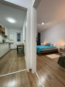 uma sala de estar com uma cama e uma cozinha em Luxury Q Residence near Palas Mall em Iaşi