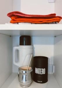 a shelf with a coffee cup and a blender at HOUM alojamientos, NORTH GREEN in Villa Allende