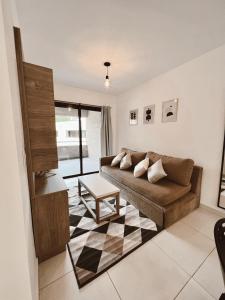 HOUM alojamientos, NORTH GREEN في فيلا أليندي: غرفة معيشة مع أريكة وطاولة