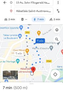 een schermafdruk van een mobiele telefoon met een kaart bij Appartement F2 centre-ville ISSOIRE avec jolie vue in Issoire