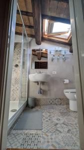 bagno con lavandino e servizi igienici di Lizium Spoleto a Spoleto