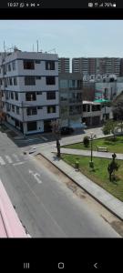 una strada vuota in una città con edifici di Huayqui a Lima