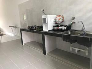 Кухня или мини-кухня в A Comfortable Home (Haura Homestay Kemaman)
