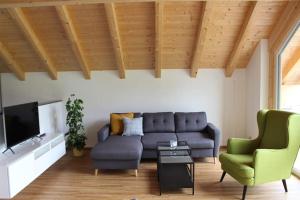 ein Wohnzimmer mit einem Sofa und 2 Stühlen in der Unterkunft 'dasBergblick' in Altaussee