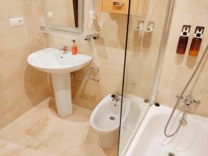 A bathroom at HomeySeville-Penthouse Cathedral Tomas de Ibarra St 6 pax, Parking Optional