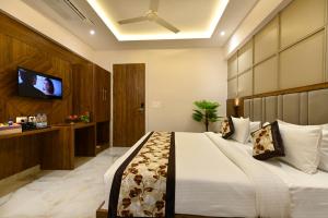 Rúm í herbergi á Hotel Avalon Palms Agra