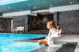Bazén v ubytování Relais Spa Chessy Val d'Europe nebo v jeho okolí