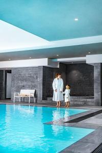 Bazén v ubytování Relais Spa Chessy Val d'Europe nebo v jeho okolí