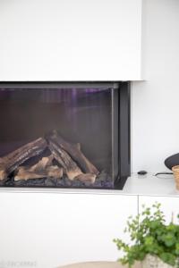 ゼーブルッヘにあるLa Naturale Garden zeezichtの白いキャビネットの上に暖炉