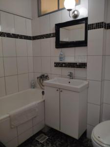 een badkamer met een wastafel, een bad en een toilet bij Apartment Berlin Mitte in Berlijn