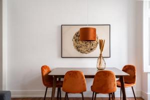 - une salle à manger avec une table et des chaises dans l'établissement Akicity Ourique Rose, à Lisbonne