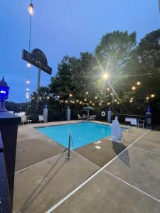 una piscina en un aparcamiento por la noche en Garden Inn & Suites, en Hogansville
