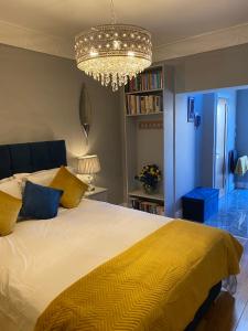 Beechtree House في دبلن: غرفة نوم بسرير كبير مع بطانية صفراء