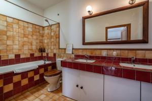 Zdjęcie z galerii obiektu Secluded Woodland Villa with Pool w mieście Le Mas
