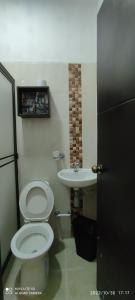 Koupelna v ubytování SANTYS HOUSE MELGAR apartamentos amoblados con capacidad para 6 personas para 6 personas + 22 fotografií