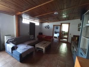 een woonkamer met een bank en een tafel bij Casa de los abuelos in Vilaflor