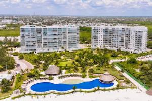 una vista aérea de un complejo en REEF Beachfront 3BDR apartment by CASA PARAISO, en Cancún