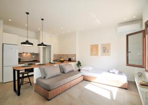 een woonkamer met een bank en een tafel bij Borgo Nuovo in Rhodos-stad