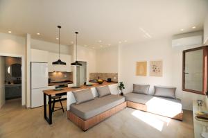 een woonkamer met een bank en een tafel bij Borgo Nuovo in Rhodos-stad