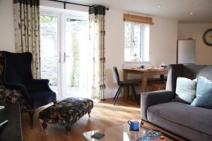 a living room with a couch and a table at Burgess Yard 2-bedroom cottage, Bath in Bath