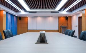 uma sala de conferências com uma grande mesa e cadeiras em G.C ROYAL HOTEL em Acra