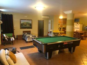 - un salon avec un billard dans l'établissement B&b Villa Candida, à San Felice a Cancello