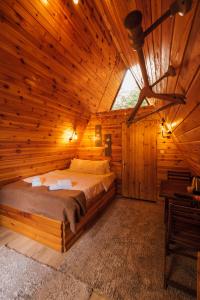 een slaapkamer met een bed in een houten hut bij Sapanca Sahil Bungalow in Sapanca