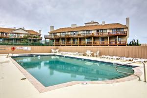 una piscina frente a un hotel en Kitty Hawk Townhome at Sea Dunes - Walk to Beach!, en Kitty Hawk